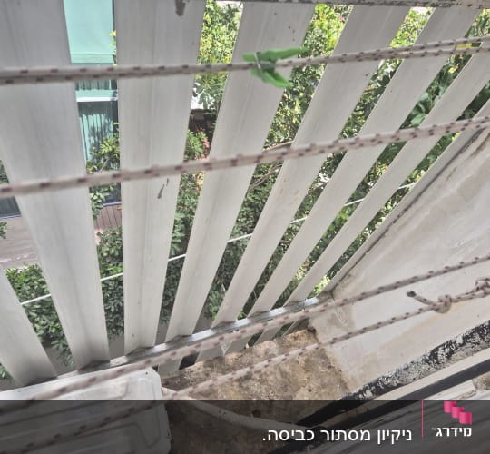 חבלי כביסה מלוכלכים על רקע קיר חיצוני